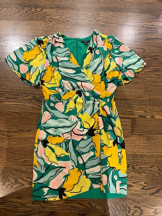 Maggy London Dresses & Skirts - Maggy London Green Yellow Floral Wrap Dress